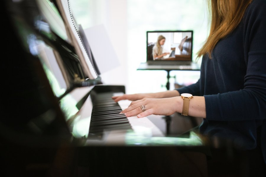 Klavierlehrer weist Schüler über Telekonferenzen an – Stockfoto